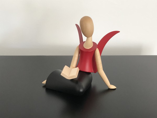 Angel Sternkopf sitting with book (black / red)